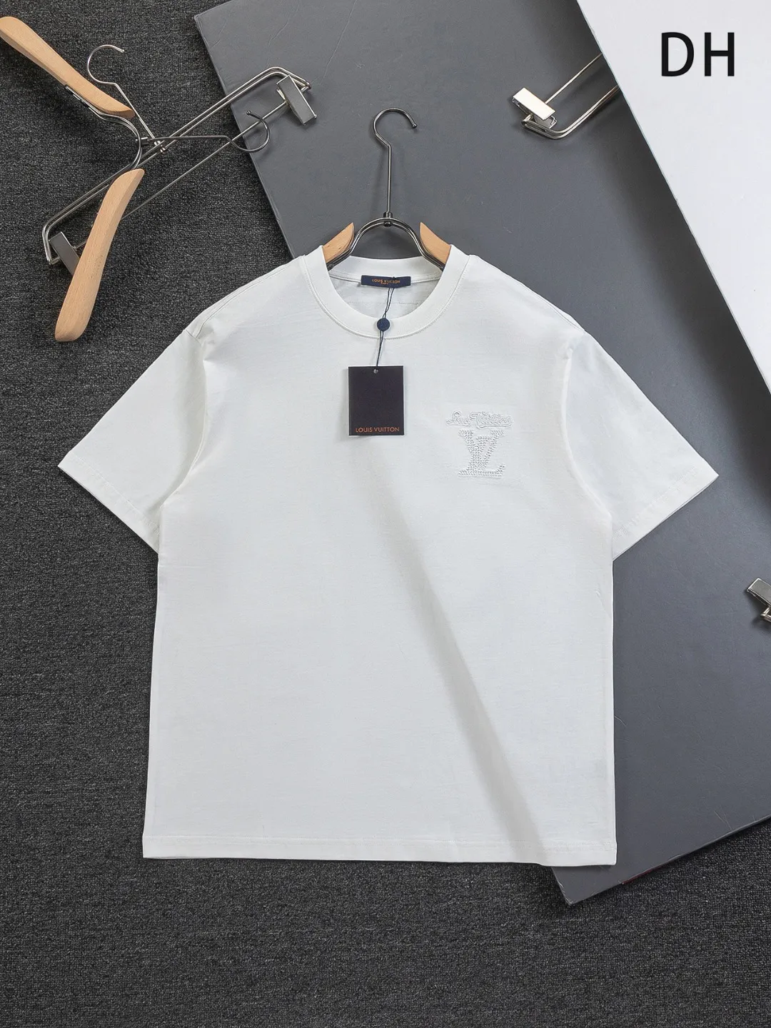🅿️200 Louis Vuitton 1V LV lv slightly wide version S-XL LV 26ss new products are available at the counter simultaneously. Multiple craftsmanship. Classic simple letters on the chest🪡 embroidery. Simple letters on the back are hollowed out🪡 embroidery. Round neck short-sleeved T-shirt, same style for men and women! Consigned to one-to-one creation. Synchronized with the official website, pure cotton fabrics at the counter! It is close to the skin and comfortable, durable and easy to wear. It has a classic and simple logo design and meticulous original craftsmanship. Short-sleeves, a must-have item for men, do not appear to be the same for the general public, but must be unique and eye-catching. This LV short-sleeve is all about quality, comfort, the same shape and fashion as always, including fabrics and cutting techniques. All of them have been made with great effort! 320 grams of washed pure cotton fabric, pure cotton is breathable, very refreshing and comfortable for daily wear. The rib knitting on the neckline is smooth and tight, and the neckline will not be skewed if you toss it at will. The loose version, you will find that it looks really good on the upper body. The overall is minimalist and neat, super versatile for daily use! Pair it casually with a pair of pants for a youthful look. A T-shirt will make your outfit crazy. It is a fashionable item that can never go wrong! Color: Black White Size: S-XL Size chart: S: Shoulder width 50-Bust 56-Length 70 M: Shoulder width 52-Bust 57-Length 72 L: Shoulder width 54-Bust 59-Length 74 XL: Shoulder width 56-Bust 62-Length 76